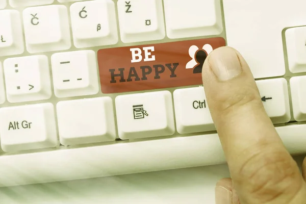 Piszę notatkę "Be Happy". Biznesowe zdjęcie pokazujące, aby żyć każdą chwilą jako ostatnia miłość rodziny pracy swojego życia. — Zdjęcie stockowe