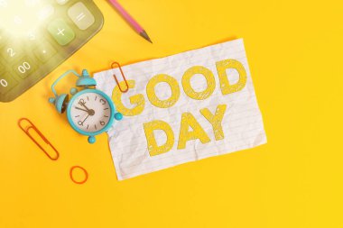 İyi günler yazan el yazısı. Kavram, harika havanın tadını çıkarmak demektir. Alarm saati klipleri çok eğlencelidir. Lastik bant hesap makinesi, kalem renkli arka plan..