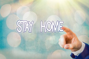 Stay Home 'u gösteren bir not yazıyorum. İş fotoğrafı gösterimi bir etkinlik için dışarı çıkmayın ve evde ya da evde kalın..