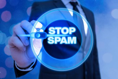 Stop Spam 'i gösteren bir not yazıyorum. İş fotoğrafı gösterimi İnternet 'te gönderilen rahatsız edici veya uygunsuz iletileri sonlandırır.