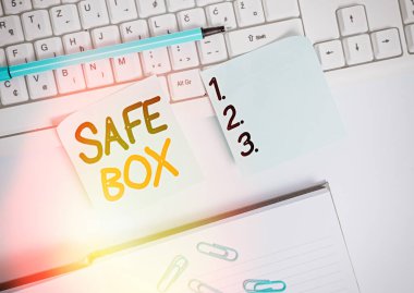 Kelime yazma Güvenli Kutusu. Önemli ya da değerli şeyleri tutabileceğiniz küçük bir yapı için iş konsepti boş fotokopi alanının üzerinde iş konseptiyle yapışkan notlar yatıyordu..