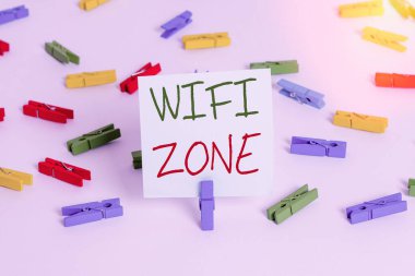 Karı Bölgesi 'ni gösteren mesaj işareti. Kavramsal fotoğraf kablosuz yüksek hızlı internet ve ağ bağlantıları sağlar Renkli çamaşır iğnesi kağıtları boş hatırlatıcı beyaz zemin arkaplan ofisi.