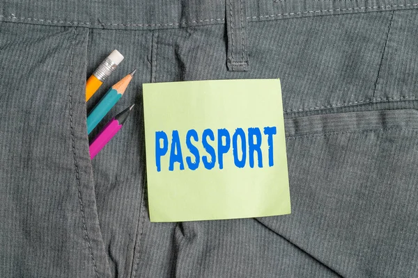 写着护照的字条商务照片，内附由政府签发的证明身份的正式文件，包括工作服口袋里的书写设备和绿色便条. — 图库照片