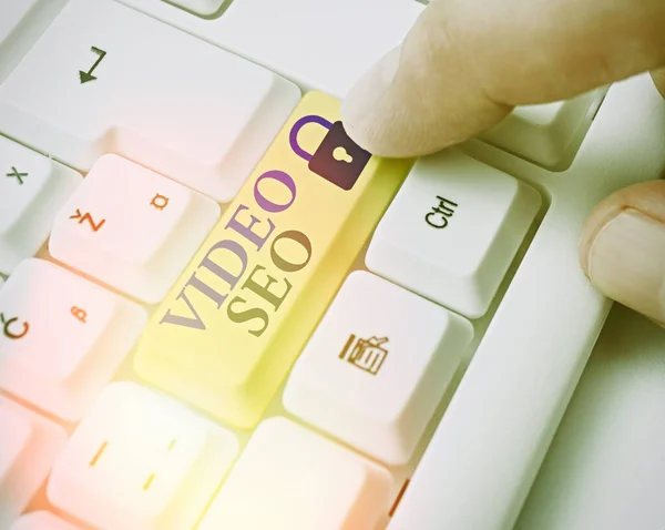 Escritura a mano conceptual mostrando Video Seo. Texto de foto de negocios: el proceso de mejorar el ranking o la visibilidad de un vídeo . — Foto de Stock