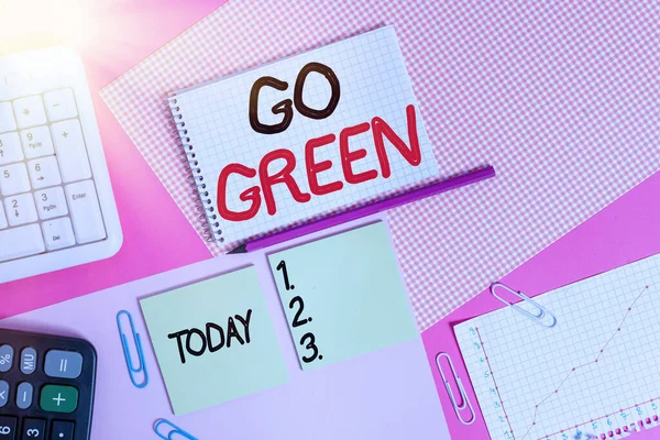 Scrittura a mano di testo Go Green. Concetto che significa prendere decisioni più rispettose dell'ambiente come ridurre il riciclaggio Apparecchiature di scrittura e prodotti informatici posizionati sopra la tabella colorata pianura . — Foto Stock