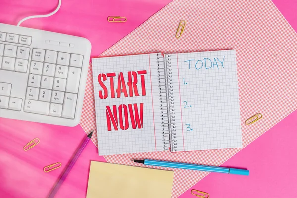 Konzeptionelle Handschrift, die Start Now zeigt. Business-Fototext zögern Sie nicht, sofort zu arbeiten oder Dinge zu tun Schreibgeräte und Computersachen auf einen einfachen Tisch zu legen. — Stockfoto