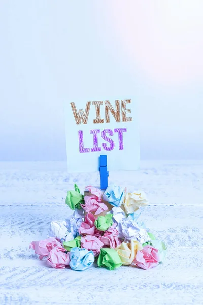 Textová značka zobrazující seznam vín. Koncepční foto menu vína výběry pro nákup typicky v restauraci Připomenutí hromada barevných zmačkaného papíru prádlopin připomenutí bílé dřevěné místo. — Stock fotografie