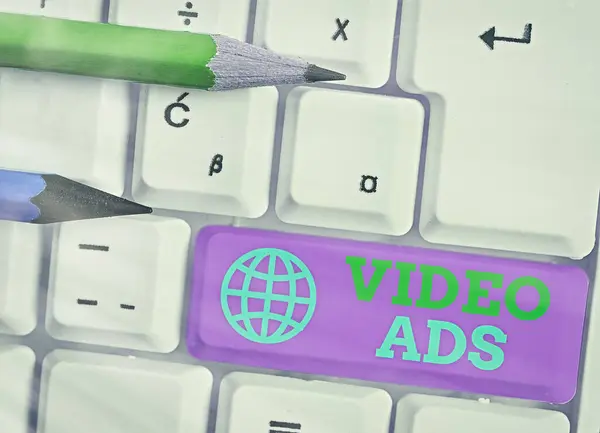 A videóhirdetéseket mutató szöveges jel. Koncepcionális fotó A közönség bevonása videótartalom-reklám formájában. — Stock Fotó