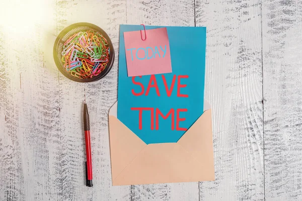 Konceptuell handstil som visar Save Time. Business foto text för att göra något mer effektivt så att mindre tid krävs Kuvert brev klibbig ton kulspetsklämmor på trä bakgrund. — Stockfoto