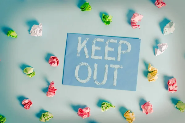 Conceptueel handschrift dat Keep Out toont. Zakelijke foto presentatie om te voorkomen dat iemand of iets van het gaan in een plaats Gevarenbord Gekleurde wasknijper rechthoek gevormde papier blauwe achtergrond. — Stockfoto
