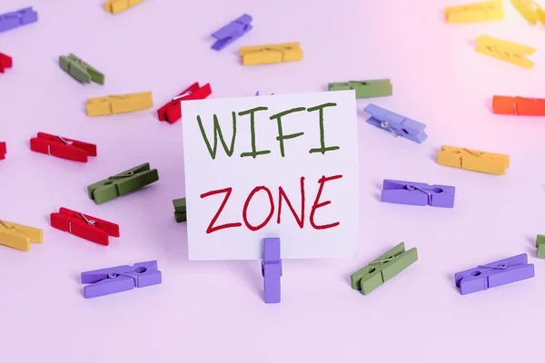 Wifi zónát mutató SMS-jel. Fogalmi fotó biztosít vezeték nélküli nagy sebességű Internet és hálózati kapcsolatok Színes ruhacsap papírok üres emlékeztető fehér padló háttér iroda. — Stock Fotó