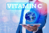 Textový nápis zobrazující Vitamin C. Koncepční fotografie podporuje hojení a pomáhá tělu absorbovat železo Kyselina askorbová Prvky tohoto obrazu poskytnuté NASA.
