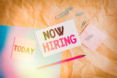 Kavramsal el yazısı Now Hiring 'i gösteriyor. İş fotoğrafı metni İşgücü Aranan Çalışanlar İşe Alınmak isteniyor Bugün İş Fırsatı Kağıt Sanatı masa başı sarmal not defteri ofis malzemeleri.