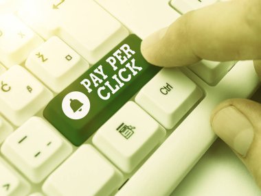 Tıklama başına Ödeme 'yi gösteren not yazıyorum. İş fotoğraflarında internet pazarlaması hangi ödemenin tıklamalara dayandığını gösteriyor.