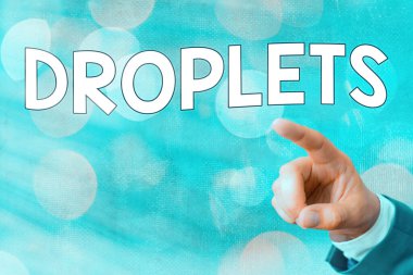 Damlacıkları gösteren bir not yazıyorum. Bir sıvının çok küçük bir damlasını gösteren iş fotoğrafı bazı ıslak yerlerde bulunabilir..