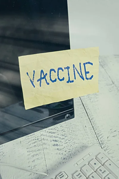 Γράμμα που δείχνει το εμβόλιο. Επαγγελματική φωτογραφία που δείχνει προετοιμασία των σκοτωμένων μικροοργανισμών ή των ζωντανών εξασθενημένων οργανισμών Οθόνη οθόνης υπολογιστή σημειωματάριο κοντά στο λευκό πληκτρολόγιο. — Φωτογραφία Αρχείου
