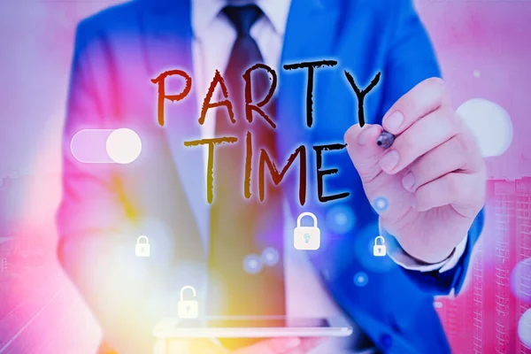 Escribiendo una nota mostrando Party Time. Foto de negocios mostrando el momento adecuado para celebrar y divertirse en eventos sociales . — Foto de Stock