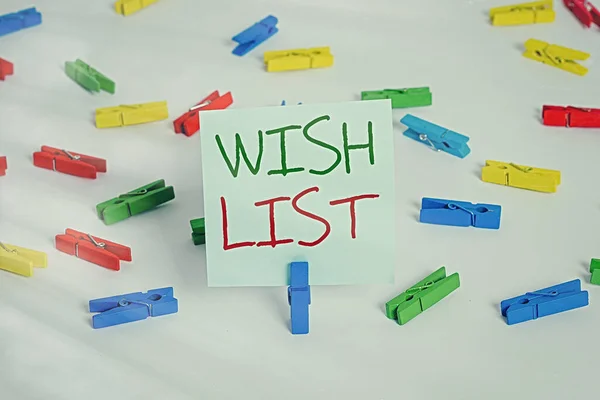 Znak tekstowy pokazujący listę życzeń. Pojęcie zdjęcia Lista pożądanych, ale często realistycznie niedostępnych przedmiotów Kolorowe szpilki do ubrań puste przypomnienie białe piętro tło biuro. — Zdjęcie stockowe