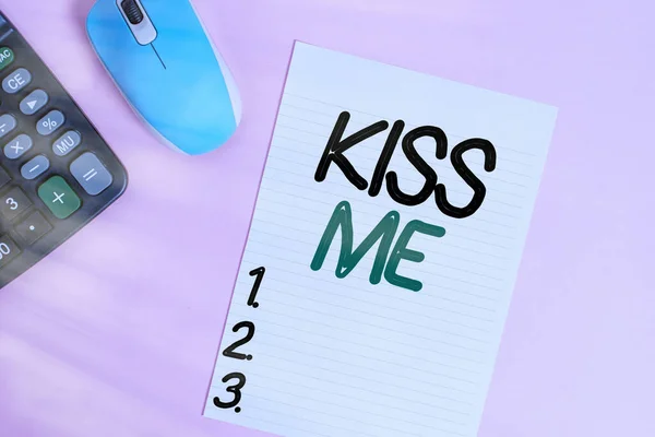 Pismo odręczne Kiss Me. Koncepcja oznacza nieformalnie poprosić, aby dotknąć moich ust ustami lub naciśnij na elektroniczny kalkulator urządzenie drut myszy arkusza w paski kolorowe tło. — Zdjęcie stockowe