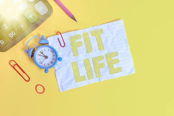 手書きのテキストライフに合う。コンセプトは、食事と運動で健康的な体重を維持することを意味します健康的な生活目覚まし時計クリップノートゴムバンド電卓鉛筆色の背景. — ストック写真