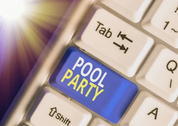 Wortschreiben Text Pool Party. Geschäftskonzept für Feiern mit Aktivitäten im Schwimmbad. — Stockfoto