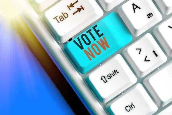 Ordskrivning text Rösta nu. Affärsidé för formell indikation på val mellan två eller flera handlingsalternativ. — Stockfoto