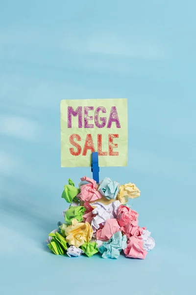 Znak tekstowy pokazujący Mega sprzedaż. Zdjęcie koncepcyjne Dzień pełen specjalnych zakupów i ciężkich zniżek Przypomnij stos kolorowe pogniecione papier clothespin przypomnienie niebieskie tło. — Zdjęcie stockowe