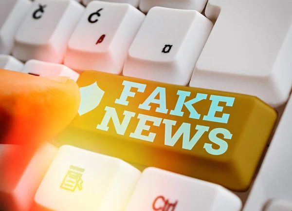 Записка про Fake News Бізнес-фото показує фальшиву інформацію, опубліковану під виглядом справжніх новин.. — стокове фото