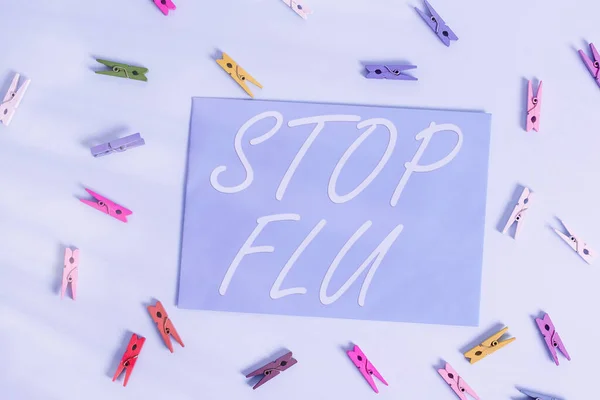 Texte indiquant Stop Grippe. Photo conceptuelle Traiter la maladie respiratoire contagieuse causée par le virus de la grippe Coloration de la pince à linge rectangle en forme de papier de rappel fond bleu clair . — Photo