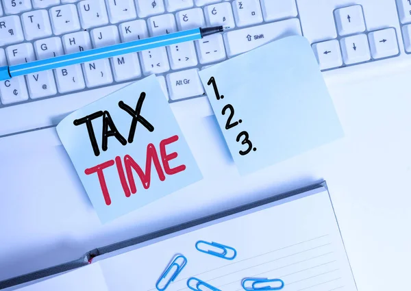 Texto de escritura de palabras Tax Time. Concepto de negocio para la contribución obligatoria de los ingresos estatales recaudados por el gobierno a los trabajadores Flat lay above blank copy space sticky notes with business concept . — Foto de Stock