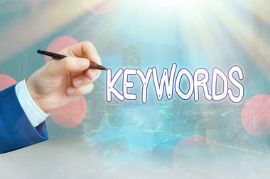 Anahtar kelimeleri gösteren kavramsal el yazısı. Büyük öneme sahip bir kod kavramının anahtarı gibi davranan iş fotoğrafı sözcüğü.