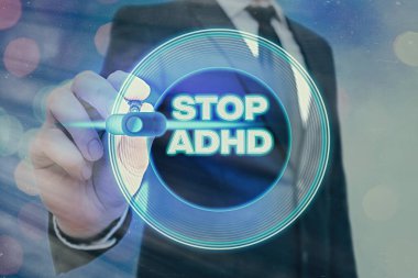 Stop Adhd 'ı gösteren not yazılıyor. İş fotoğrafçılığı hiperaktif çocukların zihinsel sağlık bozukluklarına son verdi.