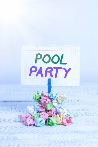 Πινακίδα που δείχνει το πάρτι. Εννοιολογική γιορτή φωτογραφιών που περιλαμβάνει δραστηριότητες σε μια πισίνα Υπενθύμιση στοίβα χρωματισμένο τσαλακωμένο χαρτί clothespin υπενθύμιση λευκό ξύλινο χώρο. — Φωτογραφία Αρχείου