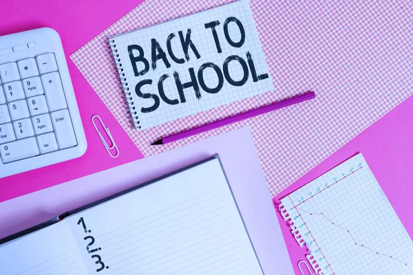 Texto de escritura de palabras de vuelta a la escuela. Concepto de negocio para es el período relacionado con el comienzo de un nuevo año escolar Equipos de escritura y material informático colocado sobre la mesa llana de color . —  Fotos de Stock