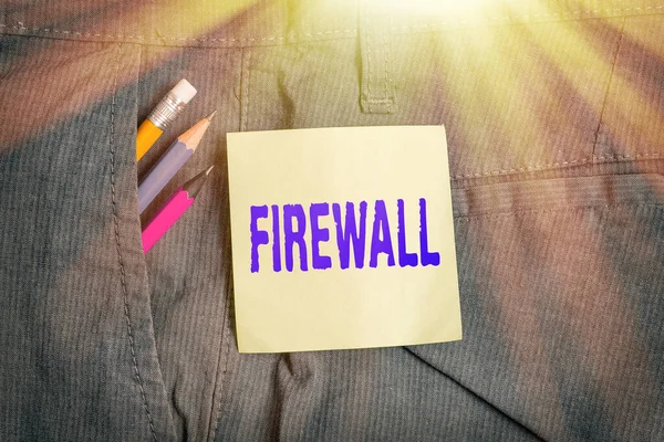 Escribiendo nota mostrando Firewall. Muestra de fotos de negocios protege la red o el sistema del acceso no autorizado con firewall Equipo de escritura y papel verde en el bolsillo de los pantalones . — Foto de Stock