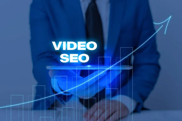 Escritura a mano escritura de texto Video Seo. Concepto que significa el proceso de mejorar el posicionamiento o visibilidad de un vídeo . — Foto de Stock