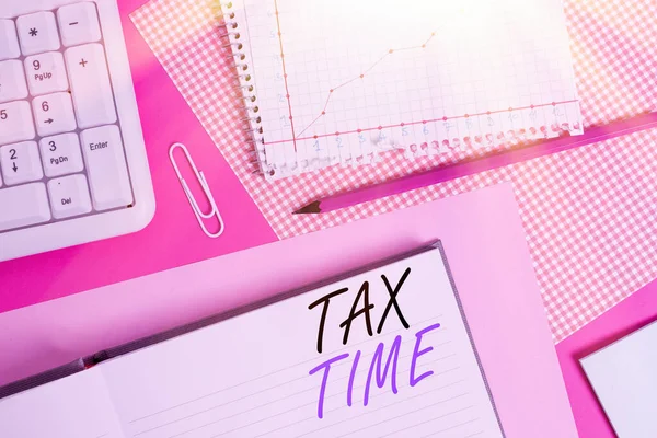 Conceptuele handschrift tonen Tax Time. Bedrijfsfoto presentatie verplichte bijdrage staat inkomsten geheven overheid op werknemers Schrijven apparatuur en computerartikelen op gewone tafel. — Stockfoto