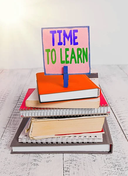 A tanulási időt bemutató jegyzet. Üzleti fotó bemutatja annak szükségességét, hogy megismerjék vagy megértsék a tények és ötletek halom könyvek notebook pin színes emlékeztető fehér fa. — Stock Fotó