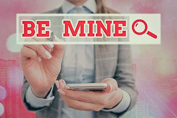 Znak tekstowy pokazujący Be Mine. Koncepcyjne zdjęcie jak demonstracja więcej niż przyjaciela i chciałby się z nimi umówić. — Zdjęcie stockowe