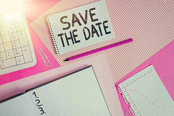 Texto de escrita de palavras Save The Date. Conceito de negócio para organizar eventos bem fazer dia organizadores de eventos especiais Escrita equipamentos e materiais de computador colocados acima da mesa plana colorida . — Fotografia de Stock