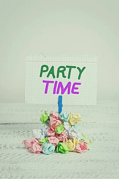 Tekstbord met Party Time erop. Conceptuele foto het juiste moment om te vieren en plezier te hebben in sociale gebeurtenis Herinnering stapel gekleurde verfrommeld papier wasknijper herinnering witte houten ruimte. — Stockfoto