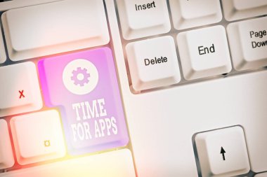 Uygulamalar için metin yazma zamanı. Teknolojileri kullanarak uygulama veya hizmetlerden yararlanma konsepti.