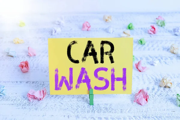 Tekstbord met Car Wash erop. Conceptuele foto een gebouw met apparatuur voor het wassen van auto 's of andere voertuigen Groene waspin wit hout achtergrond gekleurd papier herinnering kantoorbenodigdheden. — Stockfoto