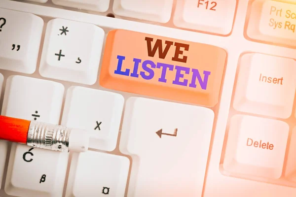 Scrittura concettuale a mano che mostra We Listen. Business photo testo Gruppo di mostrare che è disposto a sentire tutto quello che vuoi dire . — Foto Stock