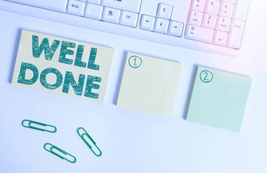 El yazısı iyi iş çıkardın. Anlamı, görevini ya da işini mükemmel bir şekilde yaptığını gösteriyordu. Boş fotokopi alanının üzerinde iş konseptiyle birlikte yapışkan notlar duruyordu..