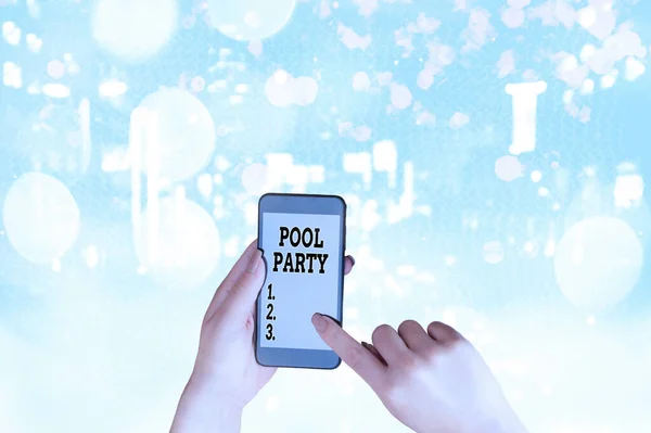 Schreiben Notiz zeigt Pool-Party. Business-Foto zeigt Feier mit Aktivitäten im Schwimmbad. — Stockfoto