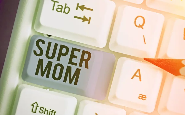 Parola di scrittura del testo Super mamma. Concetto imprenditoriale per una madre che può combinare l'assistenza all'infanzia e l'occupazione a tempo pieno . — Foto Stock