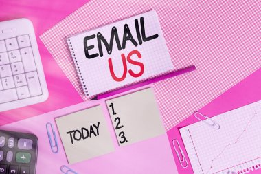 El yazısıyla bize e-posta yazıyor. Kavram, renkli düz tabloların üzerine yerleştirilmiş posta yazma donanımı ve bilgisayar malzemesi kullanan bir grup kişiye ticari mesaj göndermek anlamına gelir.