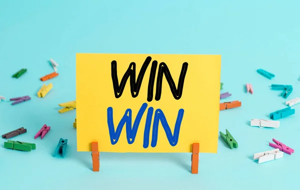 Konzeptionelle Handschrift, die Win Win zeigt. Geschäftstext oder Bezeichnung einer Situation, in der jede Partei in irgendeiner Weise profitiert Farbige Wäscheklammer rechteckförmigen Papier blauen Hintergrund. — Stockfoto