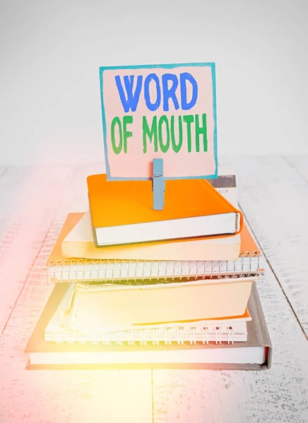 Brief met Mond-tot-mondreclame. Zakelijke foto presentatie van informatie die wordt verzonden zonder opgeschreven stapel gestapelde boeken notebook pin kleur herinnering wit hout. — Stockfoto